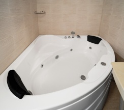 Люкс двухкомнатный с ванной в Лабиринт