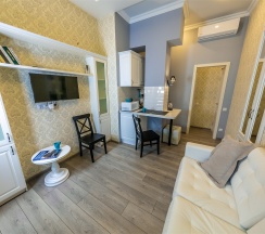 Люкс с балконом в Home Aparts