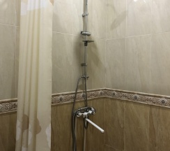 Семейный номер с балконом в Амбо