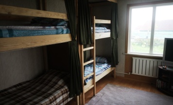 Кровать в общем номере в Островок