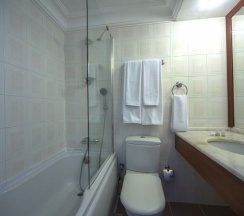 Двухместный люкс с балконом в Sun Bay Park Hotel