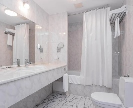 Двухместный люкс с видом на горы двуспальная кровать в Best Western Plus Atakent Park Hotel