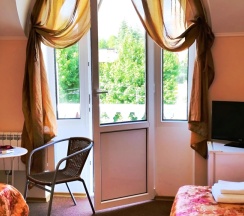 Трёхместный полулюкс с балконом и с красивым видом из окна в Милана