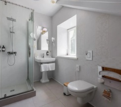 Двухместный люкс мансарда №5 с 2 комнатами с красивым видом из окна двуспальная кровать в Лель