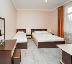 Трёхместная комната с одной двуспальной и односпальной кроватями в Чайка