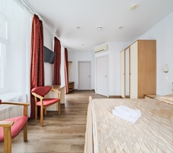 Видовая комната с эркером и балконом на Невский проспект в Октавиана