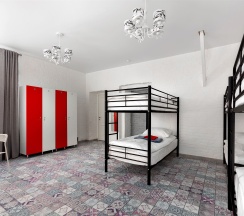 Кровать в 6-ти местном общем номере для мужчин в Wow!