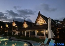 Двухместная вилла Royal с видом на бассейн двуспальная кровать в Aura Samui Best Beach Hotel