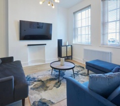Коттедж с 5 комнатами в Host Stay Castle View