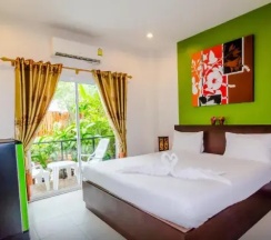 Двухместный номер Superior с балконом двуспальная кровать в Baan Yuyen Karon Guesthouse