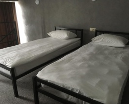 Кровать в 8-местном общем мужском номере в Зорька