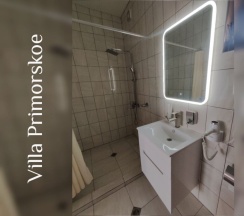 Четырёхместный номер Superior с балконом и с красивым видом из окна в Villa Primorskое