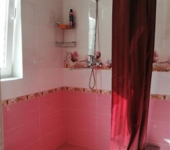 Четырехместный номер с балконом и видом на море в Meduza