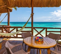 Двухместный Beach House Palapa двуспальная кровать в Shangri-la Caribe Beach Village Resort