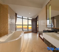 Семейный люкс с видом на море в Country Garden Silver Beach Hotel