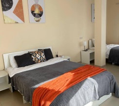 Трехместный номер с двуспальной и полутора спальной кроватью в Дисней