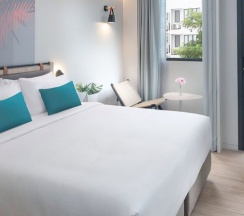 Четырёхместный номер RechargeX в JonoX Phuket Karon Hotel