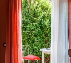 Розовый двухкомнатный в Blaga house design dacha