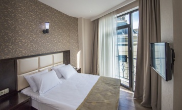 Двухместный номер Standard с балконом двуспальная кровать в Отель Tbilisi Inn