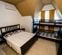 303 - Четырехместный мансардный номер с боковым видом на море в Азов Инн