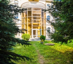 Коттедж с балконом и с красивым видом из окна в VIP-отель-38