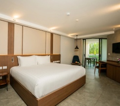 Двухместный номер Deluxe с балконом двуспальная кровать в Dewa Phuket Resort & Villas