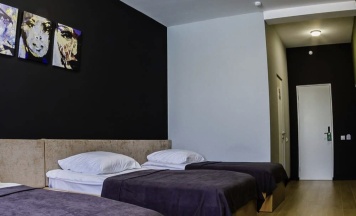 Трехместный номер с сан узлом в AFT Hotel