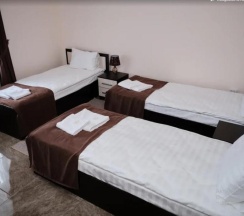 Трехместный номер с 3 односпальными кроватями в G-hotel