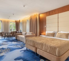 Апартаменты люкс с балконом для 5 гостей в V Hotel&Rooftop lounge