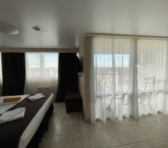 Полулюкс, двухкомнатный номер на втором этаже в Золотая рыбка