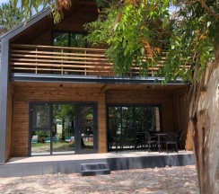 Коттедж с 3 комнатами с балконом и с красивым видом из окна в Лазурный берег