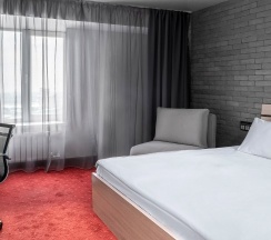 Стандарт улучшенный с двуспальной кроватью и раскладным креслом в Marins Park Hotel Новосибирск