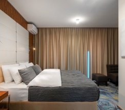 Deluxe с балконом и видом на город в V Hotel&Rooftop lounge