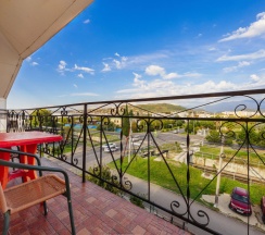 Пятиместные апартаменты с 2 комнатами с балконом и с видом на горы в Green rent