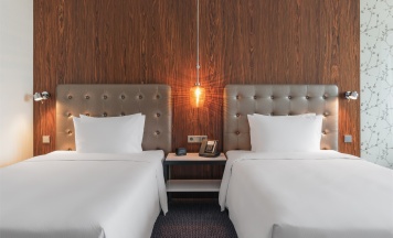 НОМЕР С ДВУМЯ ОДНОСПАЛЬНЫМИ КРОВАТЯМИ (TWIN) С ВИДОМ ВО ДВОР в Hilton Saint Petersburg ExpoForum