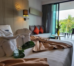 Двухместный номер Superior с видом на море двуспальная кровать в The Yama Hotel Phuket