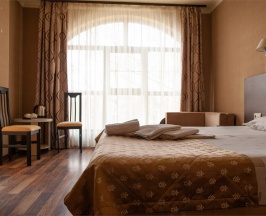 Трехместный улучшенный номер комфорт с балконом в LaManсhe