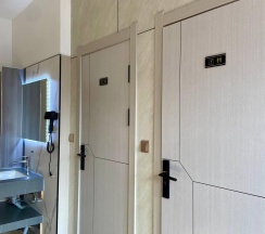 4-местный номер стандарт с 3 односпальными и 1 двуспальной кроватью в Holiday hotel