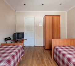 Кровать в общем номере с красивым видом из окна в Атлантида