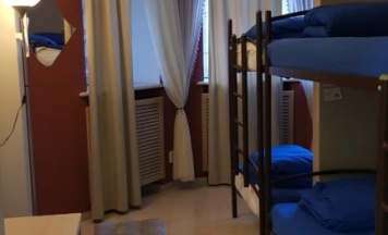 Кровать в общем номере (женский номер) с красивым видом из окна в Купе