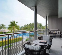 Двухместный люкс c 1 комнатой с видом на бассейн двуспальная кровать в Phuket Marriott Resort And Spa, Nai Yang Beach