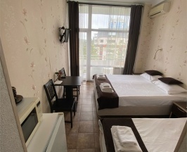 Трехместный номер с раздельными кроватями, открытым балконом и боковым видом на мореоре в Joy apartments