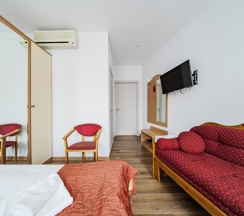 Улучшенная комната с двумя кроватями и диваном в Октавиана