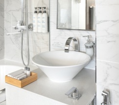 Двухкомнатные апартаменты люкс с балконом и видом на город для 6 гостей в V Hotel&Rooftop lounge