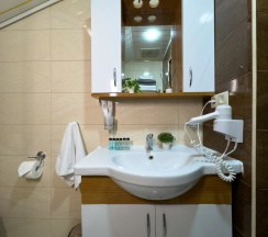 Трёхместный номер Супериор Плюс c 1 комнатой с балконом и с красивым видом из окна в Aimara