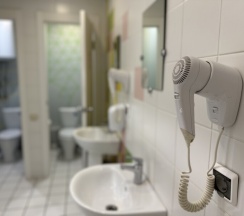 Эконом (ванная комната рядом с номером) в Riverside