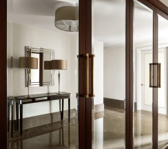 Номер люкс посольский с 1 двуспальной кроватью в Four Seasons Hotel Moscow