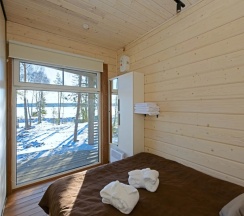 Двухместный коттедж c 1 комнатой с красивым видом из окна двуспальная кровать в Топорок