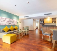 Четырёхместный люкс семейный с 2 комнатами в Отель Radisson Resort and Suites Phuket