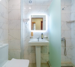 Люкс с одной большой или двумя односпальными кроватями в Энергетик